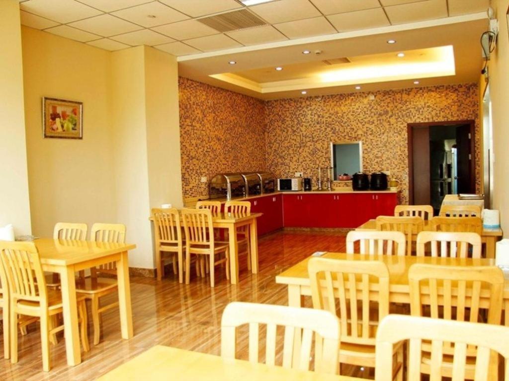 Greentree Taicang Liuhe Passenger Station Express Hotel 3*